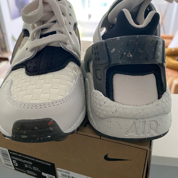 Size 5 Nike Huaraches - Picture 3 of 3